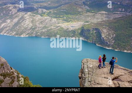 Wanderung zum Preikestolen, nahe Preikestolen, Preikestolen, 600 Meter über dem LyseFjord, Lyse Fjord in Ryfylke Bezirk, Rogaland Region, ist es den meisten popu Stockfoto