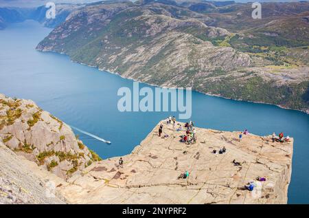 Preikestolen, Preikestolen, 600 Meter über dem LyseFjord, Lyse Fjord in Ryfylke Bezirk, Rogaland Region, es ist die beliebteste Wanderung in Stavanger Bereich Stockfoto