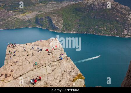 Preikestolen, Preikestolen, 600 Meter über dem LyseFjord, Lyse Fjord in Ryfylke Bezirk, Rogaland Region, es ist die beliebteste Wanderung in Stavanger Bereich Stockfoto