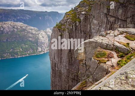 Preikestolen, Preikestolen, 600 Meter über dem LyseFjord, Lyse Fjord in Ryfylke Bezirk, Rogaland Region, es ist die beliebteste Wanderung in Stavanger Bereich Stockfoto