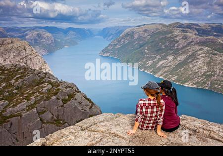 Preikestolen, Preikestolen, 600 Meter über dem LyseFjord, Lyse Fjord in Ryfylke Bezirk, Rogaland Region, es ist die beliebteste Wanderung in Stavanger Bereich Stockfoto