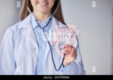 Herzdiagramm, Stethoskop und kardiologische Hilfe einer lächelnden Arztin im Krankenhaus. Gesundheit, Wellness und Medizin über uns Arbeit einer Frau Stockfoto