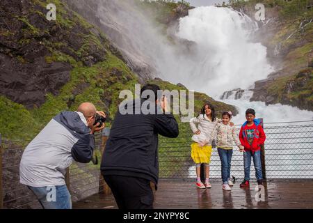 Der Stopp am Wasserfall Kjosfossen, Flamsbana Bahnhof, Norwegen Stockfoto