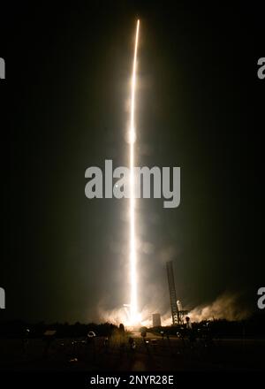 (230302) -- WASHINGTON, 2. März 2023 (Xinhua) -- Dieses Langzeitbelichtungsfoto wurde am 2. März 2023 aufgenommen und zeigt den Start der SpaceX Falcon 9 Rakete und des Drachenraumschiffs Endurance vom Kennedy Space Center in Florida, USA. Die NASA und die SpaceX starteten am frühen Donnerstag die Crew-6-Mission zur Internationalen Raumstation (ISS). (NASA/Unterlagen über Xinhua) Stockfoto