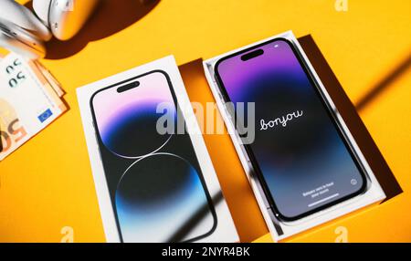 Paris, Frankreich - 17. September 2022: Bonjour-Text auf dem neuen Apple Computers iPhone 14 pro während der Ersteinrichtung Stockfoto