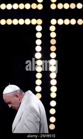Papst Franziskus Hlt Das Hlzerne Kreuz Whrend Der Via Crucis