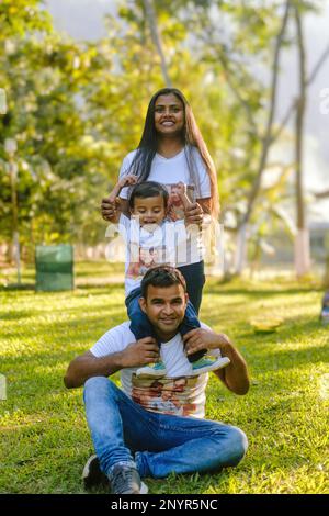 Ein Kind genießt seinen Geburtstag mit seinen Eltern, Guwahati, Assam Stockfoto