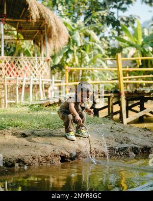 Ein Kind angelt in einem Teich, Guwahati, Assam Stockfoto