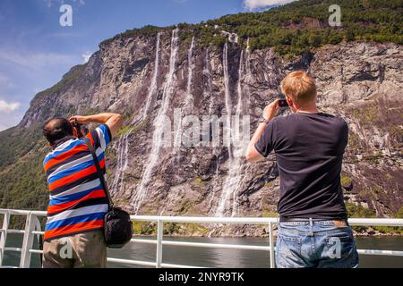 Touristen und Wasserfall Seven Sisters, Fähre zwischen Geiranger und Hellesylt, Geirangerfjord, mehr Og Romsdal, Norwegen Stockfoto