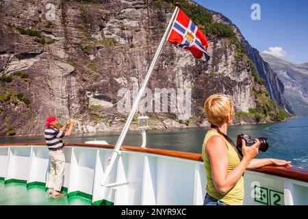 Touristen, Fähre zwischen Geiranger und Hellesylt, Geirangerfjord, mehr Og Romsdal, Norwegen Stockfoto