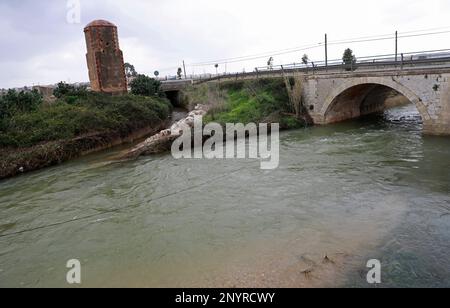 Sa Pobla, Spanien. 02. März 2023. Der Torrent de Buger ist nach heftigen Regenfällen voller Wasser. Kredit: Clara Margais/dpa/Alamy Live News Stockfoto