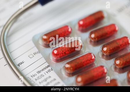 Leeres Patientenblatt mit Stethoskop und Pillen Stockfoto