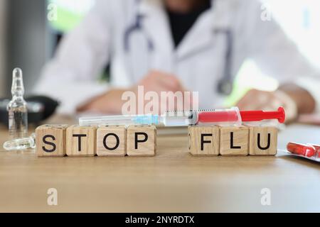 Stop Grippe Wort auf Tisch gesammelt von Holzwürfeln Stockfoto