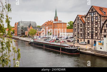 Fluss Brda, auf Recht historischen Getreidespeicher, Bydgoszcz, Polen. Stockfoto