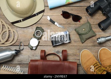 Flache Verlegung mit verschiedenen Safari-Accessoires auf Holzhintergrund Stockfoto