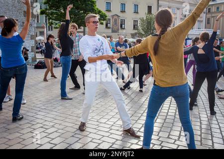 Sammeln von Menschen zum Tanz am Samstag Nachmittag, Marktplatz Rynek Glowny, Krakau, Polen Stockfoto