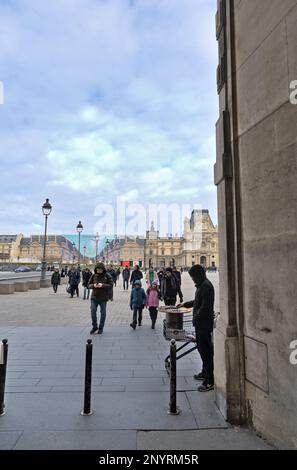 Straßenverkäufer, der Kastanien in einem Einkaufswagen für die Touristen in Paris röstet Stockfoto