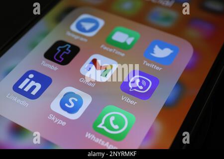 MYKOLAIV, UKRAINE - 09. AUGUST 2021: Smartphone mit Symbolen für Social-Media-Apps auf dem Bildschirm, Nahaufnahme Stockfoto