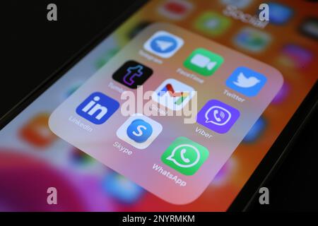 MYKOLAIV, UKRAINE - 09. AUGUST 2021: Smartphone mit Social-Media-Apps-Symbolen auf dem Bildschirm vor schwarzem Hintergrund, Nahaufnahme Stockfoto