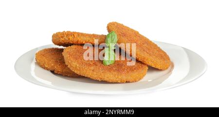 Köstliche gebratene panierte Schnitzel mit Basilikumblättern auf weiß isoliert Stockfoto