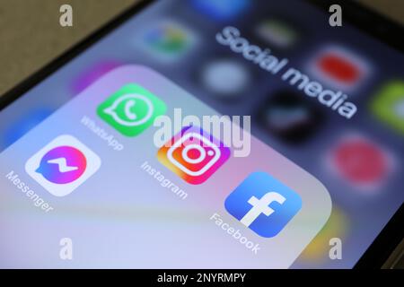 MYKOLAIV, UKRAINE - 09. AUGUST 2021: Smartphone mit Symbolen für Social-Media-Apps auf dem Bildschirm, Nahaufnahme Stockfoto