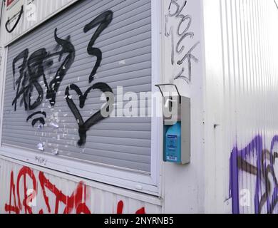 Hamburg, Deutschland. 19. Februar 2023. Ein Desinfektionsmittelspender hängt an einer geschlossenen Corona-Teststation. Kredit: Marcus Brandt/dpa/Alamy Live News Stockfoto