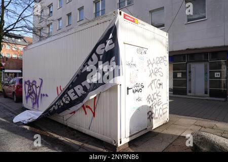 Hamburg, Deutschland. 19. Februar 2023. Ein Poster hat sich aus dem Behälter einer geschlossenen Corona-Teststation gelöst. Kredit: Marcus Brandt/dpa/Alamy Live News Stockfoto