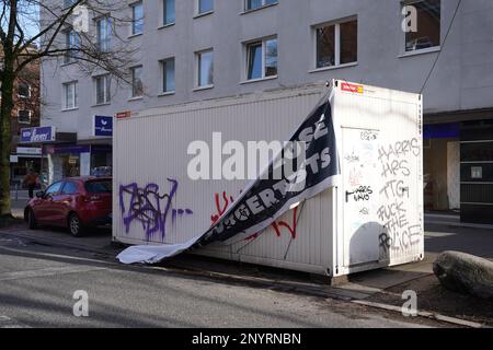 Hamburg, Deutschland. 19. Februar 2023. Ein Poster hat sich aus dem Behälter einer geschlossenen Corona-Teststation gelöst. Kredit: Marcus Brandt/dpa/Alamy Live News Stockfoto