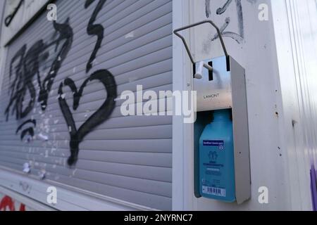 Hamburg, Deutschland. 19. Februar 2023. Ein Desinfektionsmittelspender hängt an einer geschlossenen Corona-Teststation. Kredit: Marcus Brandt/dpa/Alamy Live News Stockfoto