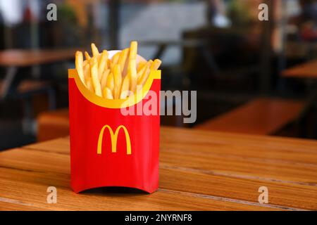 MYKOLAIV, UKRAINE - 11. AUGUST 2021: Große Portion von McDonald's Pommes auf dem Tisch im Café. Platz für Text Stockfoto