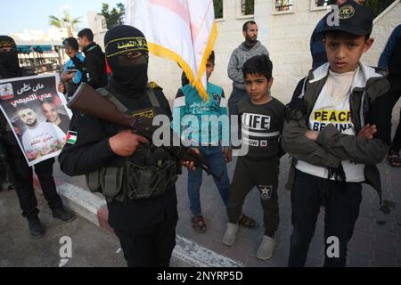 Maskierte palästinensische Kämpfer der Islamischen Dschihad-Bewegung nehmen am Donnerstag, den 03. März 2023, an einer Parade in Khan Yunis zur Unterstützung des Westjordanlands und der Palästinenser in israelischen Gefängnissen im südlichen Gazastreifen Teil. Foto: Ismael Mohamad/UPI Credit: UPI/Alamy Live News Stockfoto