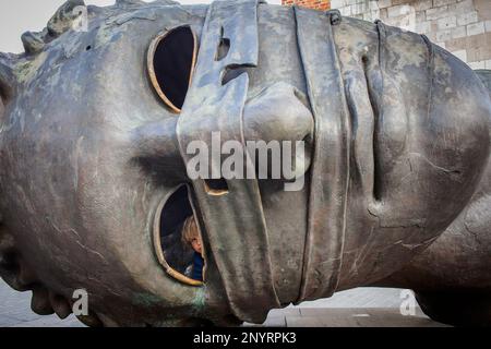 Die Bronzeskulptur "The Head". Die offizielle Bezeichnung ist "Eros Bendato'' (Eros gebunden) und befindet sich auf dem Krakauer Hauptmarkt (Rynek Glowny). Stockfoto