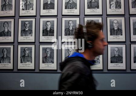 Touristen und Fotografien von Gefangenen des Konzentrations- und Vernichtungslagers Auschwitz Oswiecim Polen. Stockfoto