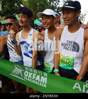 Joseph Yeung Chi-Shing, Woody Wu man-tsun, Ferdinand Tsang Fuk-cheung und Wong Ho-chung an der Startlinie des Oxfam Trailwalker 2022. Das 100km-Rennen startet in Sai Keung für das Rennen nach Yuen Long, es wurde nach einer dreijährigen Pause unter der Covid-19-Pandemie wieder aufgenommen. Stars auf Pak Tam Chung, Sai Kung, 24.02.23. SCMP/Dickson Lee Stockfoto