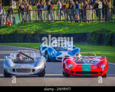 1961 Lola-Chevrolet T70 Spyder und 1966 McLaren-Chevrolet M1B Rennen in der Pfingsttrophäe beim Goodwood Revival 2022, West Sussex, großbritannien Stockfoto