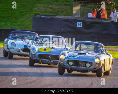 1961 Ferrari 250 GT SWB/C und 1960 Ferrari 250 GT SWB/C Rennen bei der Goodwood Revival 2022, West Sussex, großbritannien Stockfoto