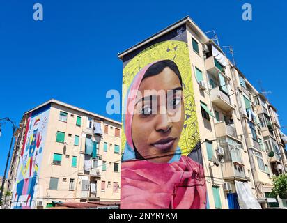 Wandgemälde im Street Art-Stil im beliebten Stadtteil Kalsa in Palermo, geschaffen von Rosk and Loste mit einem Porträt einer arabischen Frau. Stockfoto