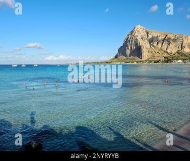 San Vito Lo Capo ist ein wunderschönes sizilianisches Strandresort in der Provinz Trapani, berühmt für den Strand mit Blick auf die von Mon dominierte Bucht Stockfoto