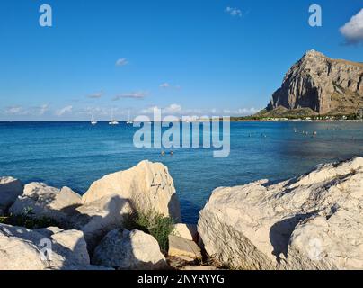 San Vito Lo Capo ist ein wunderschönes sizilianisches Strandresort in der Provinz Trapani, berühmt für den Strand mit Blick auf die von Mon dominierte Bucht Stockfoto