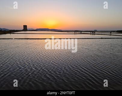 Das Naturschutzgebiet Saline di Trapani und Paceco ist ein Naturschutzgebiet in Sizilien, in dem die alte Meersalzgewinnung stattfindet Stockfoto