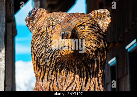 Vogel, Slowenien - 20. Februar 2023: Holzskulptur eines Braunbären mit Kettensägen-Schnitzertechnik Stockfoto