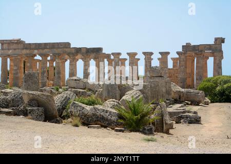 Selinunte war eine antike Stadt an der Südwestküste Siziliens. Der Tempel der Athene und der Tempel der Dioscuri sind berühmt. Stockfoto