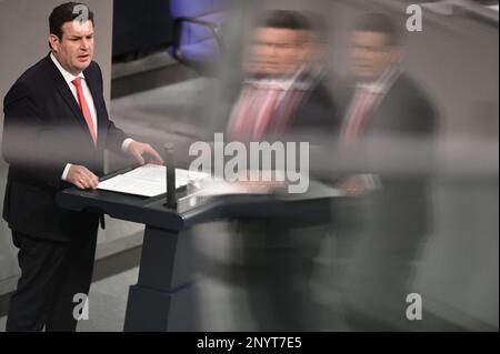 Berlin, Deutschland. 02. März 2023. Hubertus Heil (SPD), Bundesminister für Arbeit und Soziales, spricht im Plenum des Deutschen Bundestages. Kredit: Julian Weber/dpa/Alamy Live News Stockfoto