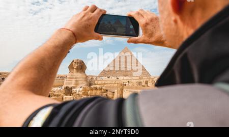 Touristen fotografieren die Pyramiden von Gizeh und die Sphinx in Ägypten Stockfoto