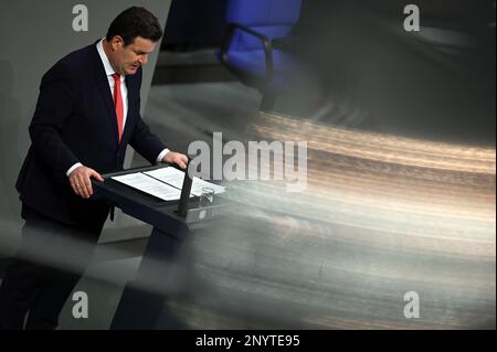 Berlin, Deutschland. 02. März 2023. Hubertus Heil (SPD), Bundesminister für Arbeit und Soziales, spricht im Plenum des Deutschen Bundestages. Kredit: Julian Weber/dpa/Alamy Live News Stockfoto