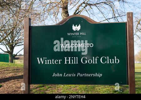 Cookham, Berkshire, Großbritannien. 2. März 2023. Der Winter Hill Golf Club, der der John Lewis Partnership gehört, wird als Angebot zur Kosteneinsparung verkauft. Nur ein Fünftel der Mitglieder ist derzeit John Lewis Mitarbeiter oder Mitarbeiter im Ruhestand. Der Golfplatz wird Ende April geschlossen. Der Maidenhead Golf Club soll im Vorfeld Gespräche über den Umzug in den Winter Hill Golf Club führen. Cala Homes bittet um eine Baugenehmigung für mehr als 2.500 Häuser auf dem Maidenhead Golfplatz in der Nähe des Bahnhofs Maidenhead. Kredit: Maureen McLean/Alamy Live News Stockfoto