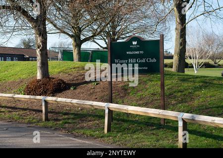 Cookham, Berkshire, Großbritannien. 2. März 2023. Der Winter Hill Golf Club, der der John Lewis Partnership gehört, wird als Angebot zur Kosteneinsparung verkauft. Nur ein Fünftel der Mitglieder ist derzeit John Lewis Mitarbeiter oder Mitarbeiter im Ruhestand. Der Golfplatz wird Ende April geschlossen. Der Maidenhead Golf Club soll im Vorfeld Gespräche über den Umzug in den Winter Hill Golf Club führen. Cala Homes bittet um eine Baugenehmigung für mehr als 2.500 Häuser auf dem Maidenhead Golfplatz in der Nähe des Bahnhofs Maidenhead. Kredit: Maureen McLean/Alamy Live News Stockfoto