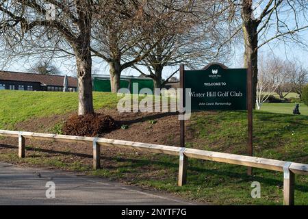 Cookham, Berkshire, Großbritannien. 2. März 2023. Der Winter Hill Golf Club, der der John Lewis Partnership gehört, wird als Angebot zur Kosteneinsparung verkauft. Nur ein Fünftel der Mitglieder ist derzeit John Lewis Mitarbeiter oder Mitarbeiter im Ruhestand. Der Golfplatz wird Ende April geschlossen. Der Maidenhead Golf Club soll im Vorfeld Gespräche über den Umzug in den Winter Hill Golf Club führen. Cala Homes bittet um eine Baugenehmigung für mehr als 2.500 Häuser auf dem Maidenhead Golfplatz in der Nähe des Bahnhofs Maidenhead. Kredit: Maureen McLean/Alamy Live News Stockfoto