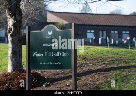 Cookham, Berkshire, Großbritannien. 2. März 2023. Der Winter Hill Golf Club, der der John Lewis Partnership gehört, wird als Angebot zur Kosteneinsparung verkauft. Nur ein Fünftel der Mitglieder ist derzeit John Lewis Mitarbeiter oder Mitarbeiter im Ruhestand. Der Golfplatz wird Ende April geschlossen. Der Maidenhead Golf Club soll im Vorfeld Gespräche über den Umzug in den Winter Hill Golf Club führen. Cala Homes bittet um eine Baugenehmigung für mehr als 2.500 Häuser auf dem Maidenhead Golfplatz in der Nähe des Bahnhofs Maidenhead. Kredit: Maureen McLean/Alamy Live News Stockfoto