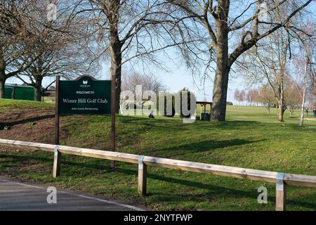 Cookham, Berkshire, Großbritannien. 2. März 2023. Der Winter Hill Golf Club, der der John Lewis Partnership gehört, wird als Angebot zur Kosteneinsparung verkauft. Nur ein Fünftel der Mitglieder ist derzeit John Lewis Mitarbeiter oder Mitarbeiter im Ruhestand. Der Golfplatz wird Ende April geschlossen. Der Maidenhead Golf Club soll im Vorfeld Gespräche über den Umzug in den Winter Hill Golf Club führen. Cala Homes bittet um eine Baugenehmigung für mehr als 2.500 Häuser auf dem Maidenhead Golfplatz in der Nähe des Bahnhofs Maidenhead. Kredit: Maureen McLean/Alamy Live News Stockfoto